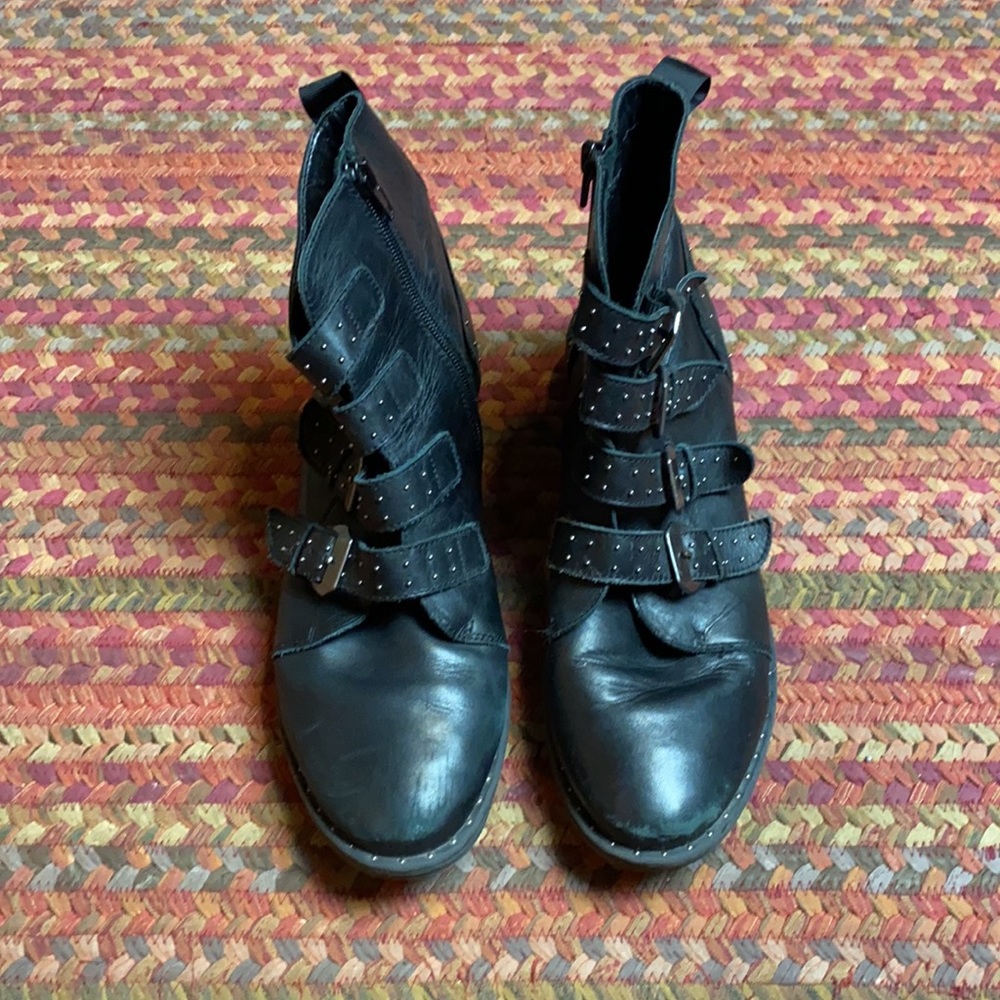 BLACK LEATHER STEVE MADDEN FOUR BUCKLE MOTO BOOTS